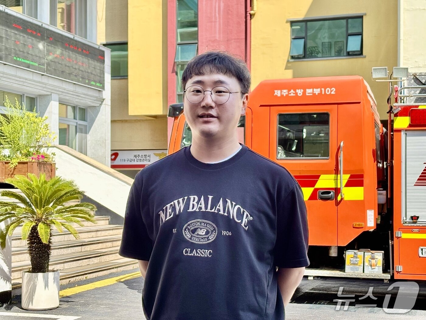 본문 이미지 - 3일 제주시 이도2동에서 인터뷰 중인 양유덕 씨&#40;33&#41;.