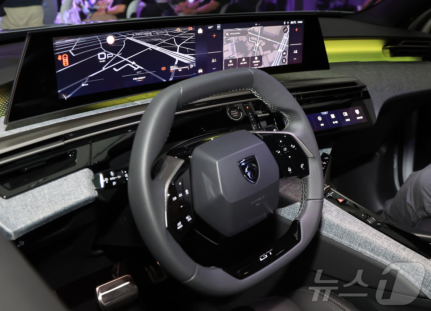 (서울=뉴스1) 김진환 기자 = 3일 서울 성동구 캔디 성수에서 열린 푸조의 신차 공개 행사에서 올 뉴 3008 스마트 하이브리드가 공개되고 있다.8년 만에 완전변경을 거친 3세대 …