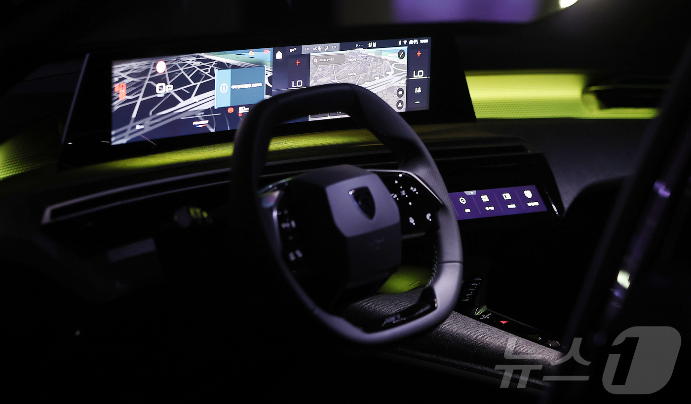 (서울=뉴스1) 김진환 기자 = 3일 서울 성동구 캔디 성수에서 열린 푸조의 신차 공개 행사에서 올 뉴 3008 스마트 하이브리드가 공개되고 있다.8년 만에 완전변경을 거친 3세대 …