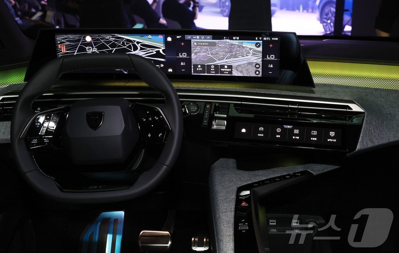 (서울=뉴스1) 김진환 기자 = 3일 서울 성동구 캔디 성수에서 열린 푸조의 신차 공개 행사에서 올 뉴 3008 스마트 하이브리드가 공개되고 있다.8년 만에 완전변경을 거친 3세대 …