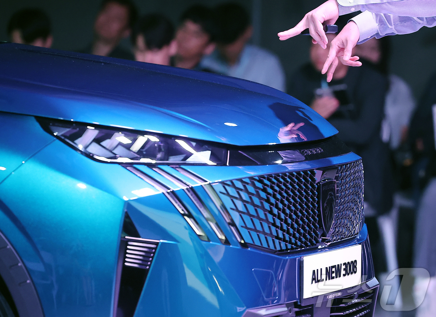 (서울=뉴스1) 김진환 기자 = 3일 서울 성동구 캔디 성수에서 열린 푸조의 신차 공개 행사에서 올 뉴 3008 스마트 하이브리드가 공개되고 있다.8년 만에 완전변경을 거친 3세대 …