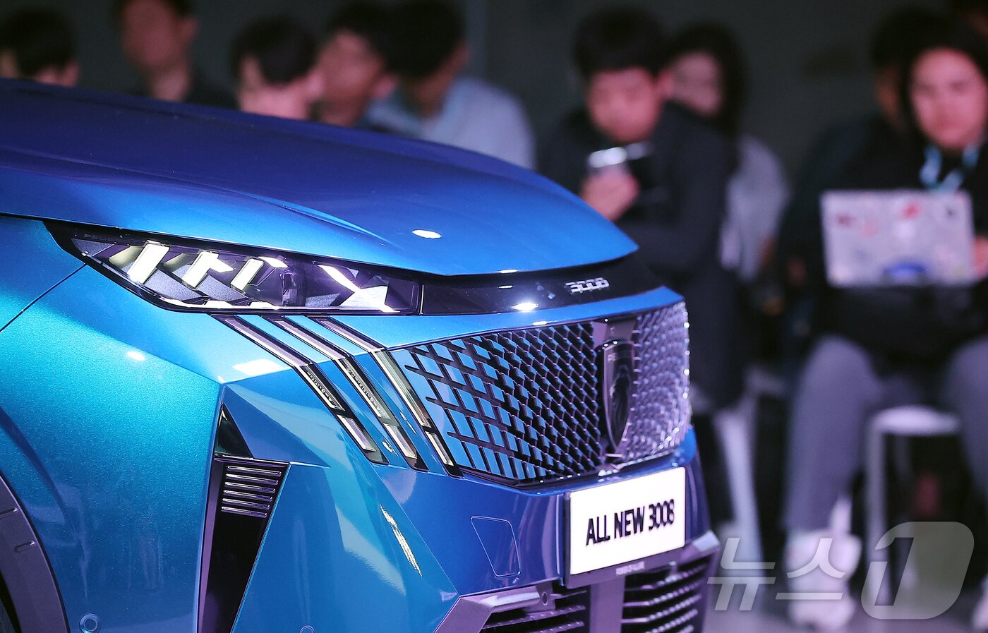 본문 이미지 - 3일 서울 성동구 캔디 성수에서 열린 푸조의 신차 공개 행사에서 올 뉴 3008 스마트 하이브리드가 공개되고 있다. 8년 만에 완전변경을 거친 3세대 올 뉴 3008은 감각적인 디자인과 스마트 하이브리드 기술을 접목한 도심형 C-SUV로, 푸조 브랜드의 SUV 라인업 확장과 국내 시장 저변 확대를 이끌 전략 모델이다. 2025.7.3/뉴스1 ⓒ News1 김진환 기자