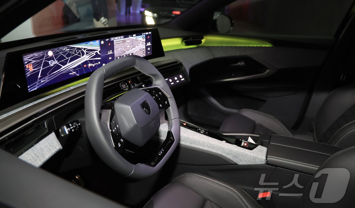 본문 이미지 - 3일 서울 성동구 캔디 성수에서 열린 푸조의 신차 공개 행사에서 올 뉴 3008 스마트 하이브리드가 공개되고 있다. 8년 만에 완전변경을 거친 3세대 올 뉴 3008은 감각적인 디자인과 스마트 하이브리드 기술을 접목한 도심형 C-SUV로, 푸조 브랜드의 SUV 라인업 확장과 국내 시장 저변 확대를 이끌 전략 모델이다. 2025.7.3/뉴스1 ⓒ News1 김진환 기자