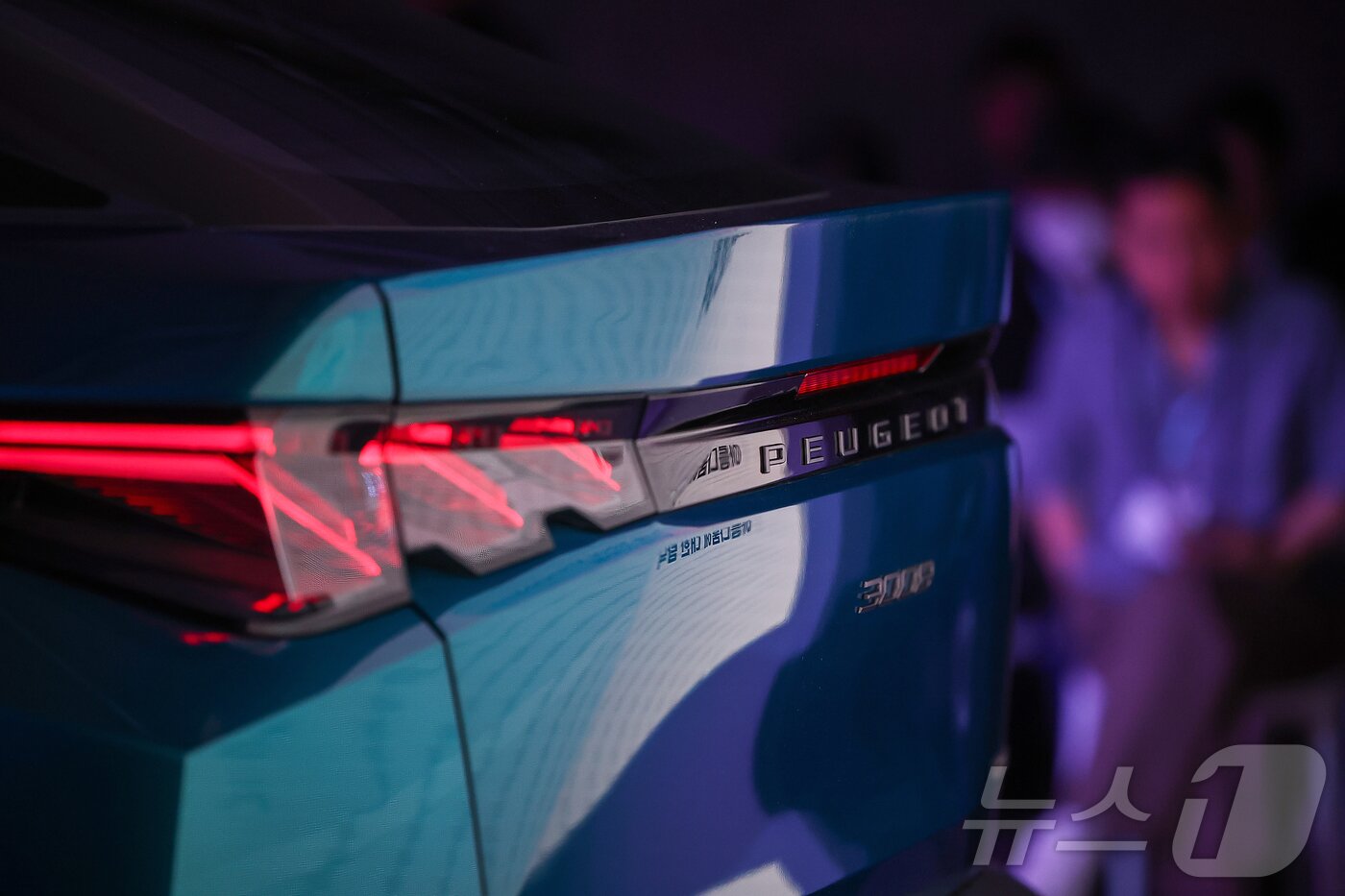본문 이미지 - 3일 서울 성동구 캔디 성수에서 열린 푸조의 신차 공개 행사에서 올 뉴 3008 스마트 하이브리드가 공개되고 있다. 8년 만에 완전변경을 거친 3세대 올 뉴 3008은 감각적인 디자인과 스마트 하이브리드 기술을 접목한 도심형 C-SUV로, 푸조 브랜드의 SUV 라인업 확장과 국내 시장 저변 확대를 이끌 전략 모델이다. 2025.7.3/뉴스1 ⓒ News1 김진환 기자