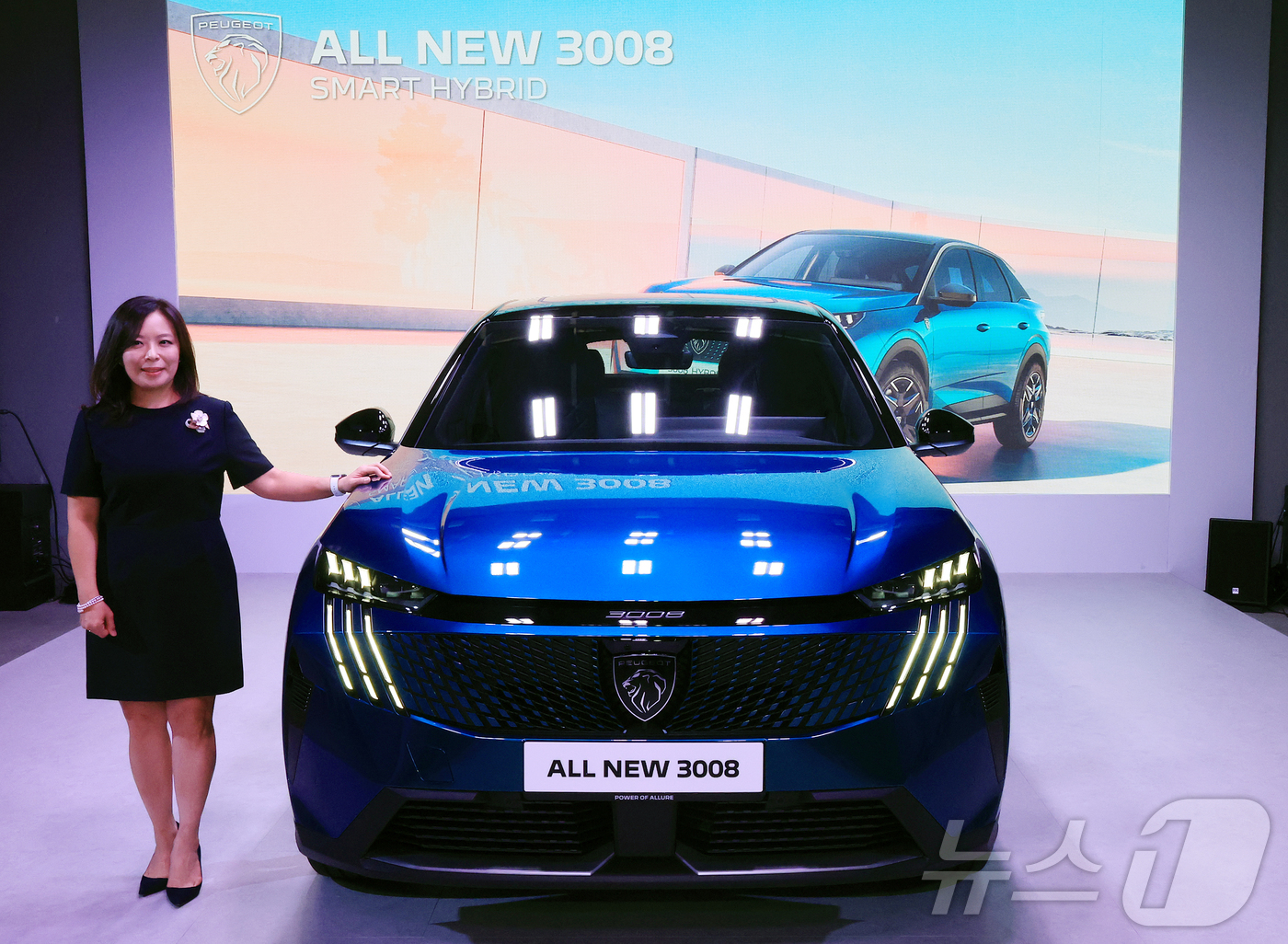 (서울=뉴스1) 김진환 기자 = 3일 서울 성동구 캔디 성수에서 열린 푸조의 신차 공개 행사에서 방실 스텔란티스코리아 대표이사가 올 뉴 3008 스마트 하이브리드와 함께 기념 촬영 …
