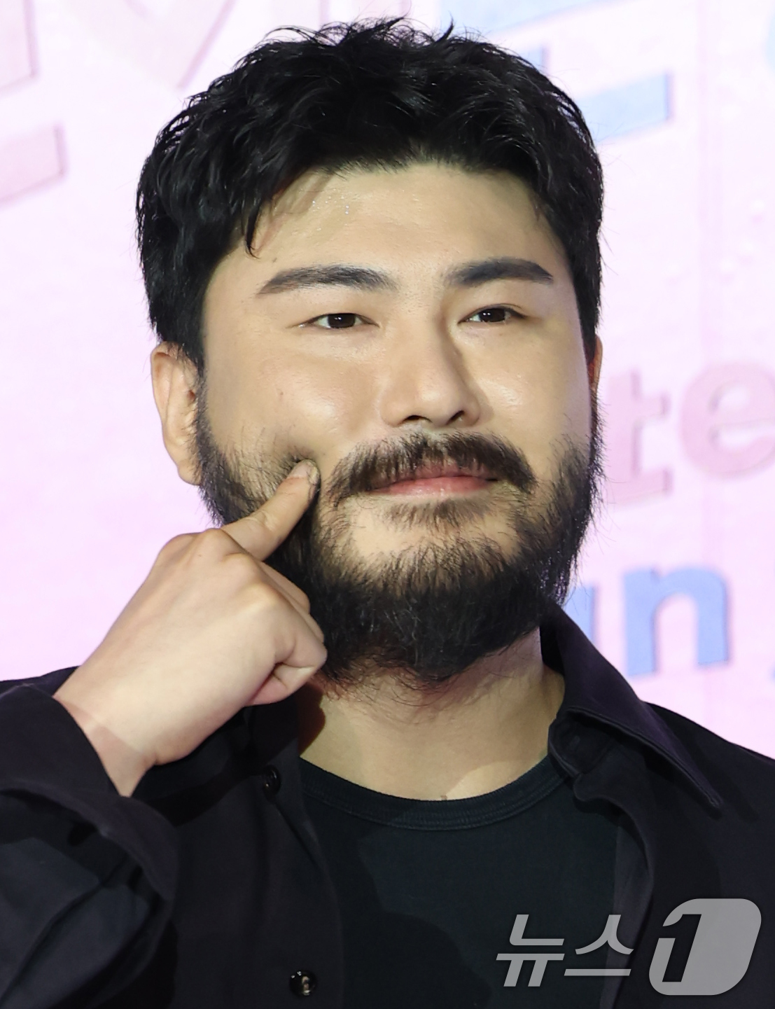 (서울=뉴스1) 권현진 기자 = 가수 카더가든이 3일 오전 서울 용산구 CGV용산아이파크몰에서 열린 넷플릭스 예능 '모태솔로지만 연애는 하고 싶어' 제작발표회에 참석해 포즈를 취하 …