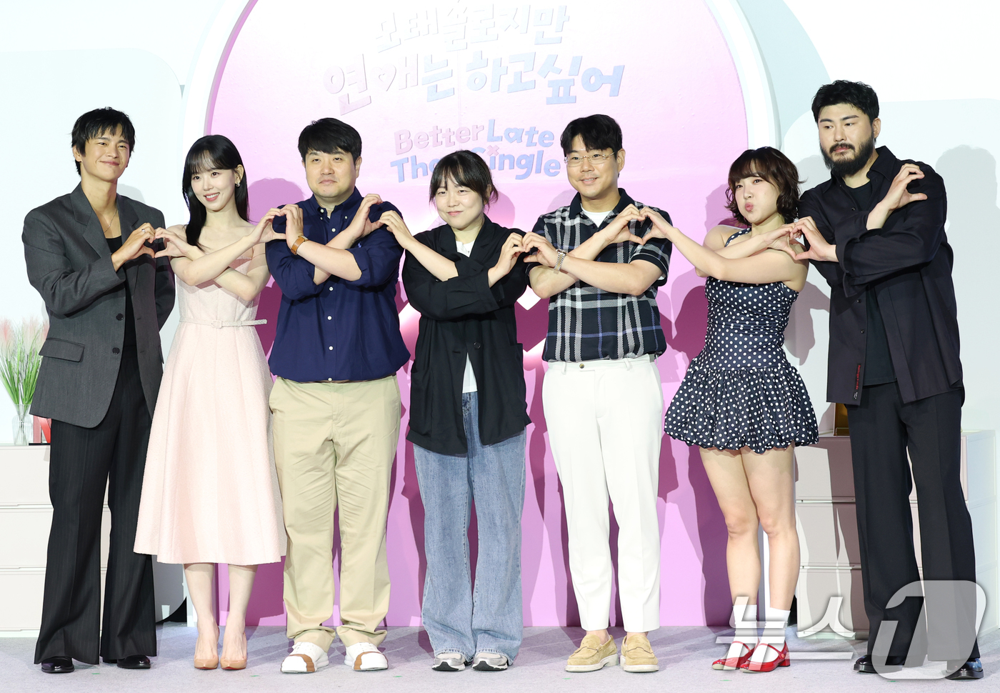 (서울=뉴스1) 권현진 기자 = 서인국(왼쪽부터)과 강한나, 조욱형 PD, 김노은 PD, 원승재 PD, 이은지, 카더가든이 3일 오전 서울 용산구 CGV용산아이파크몰에서 열린 넷플 …