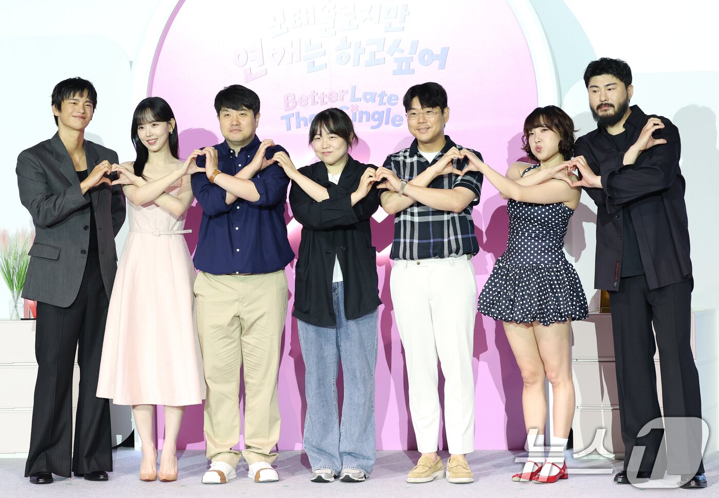 본문 이미지 - 서인국(왼쪽부터)과 강한나, 조욱형 PD, 김노은 PD, 원승재 PD, 이은지, 카더가든이 3일 오전 서울 용산구 CGV용산아이파크몰에서 열린 넷플릭스 예능 '모태솔로지만 연애는 하고 싶어' 제작발표회에 참석해 포즈를 취하고 있다. '모태솔로지만 연애는 하고 싶어'는 우리도 제발 연애하고 싶다! 연애 초보, 모태솔로 성인 남녀들의 좌충우돌 설렘 가득한 첫 연애 이야기다. 2025.7.3/뉴스1 ⓒ News1 권현진 기자