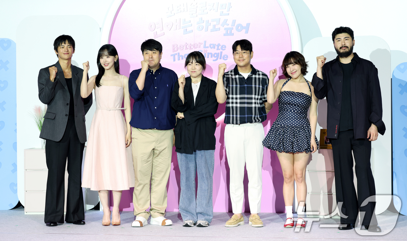 (서울=뉴스1) 권현진 기자 = 서인국(왼쪽부터)과 강한나, 조욱형 PD, 김노은 PD, 원승재 PD, 이은지, 카더가든이 3일 오전 서울 용산구 CGV용산아이파크몰에서 열린 넷플 …