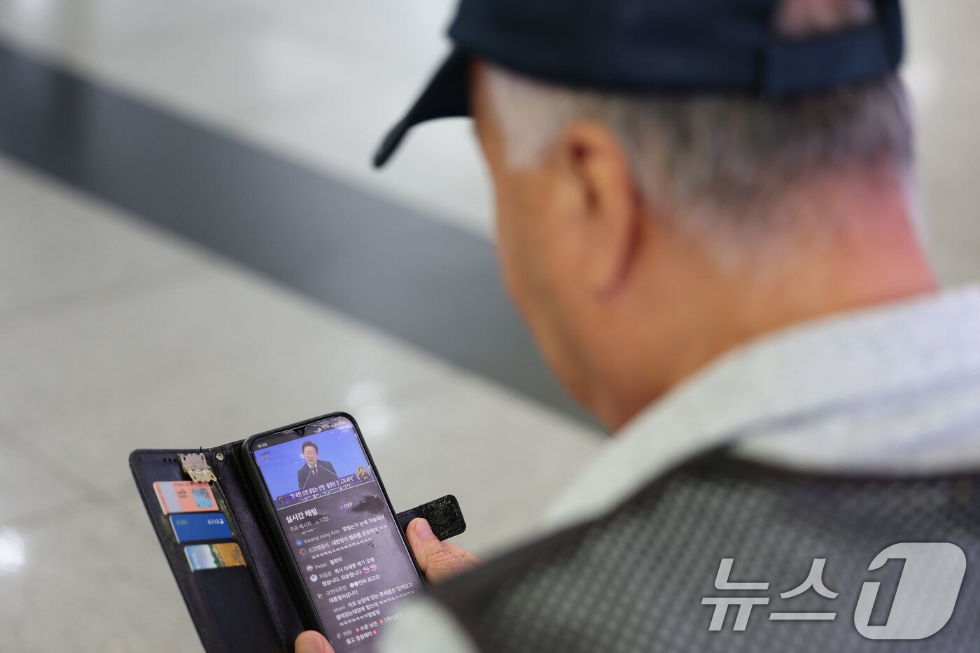 본문 이미지 - 3일 오전 광주 서구 유스퀘어 광주종합버스터미널에서 시민들이 이재명 대통령의 기자회견 생중계를 시청하고 있다. 2025.7.3/뉴스1 ⓒ News1 박지현 기자