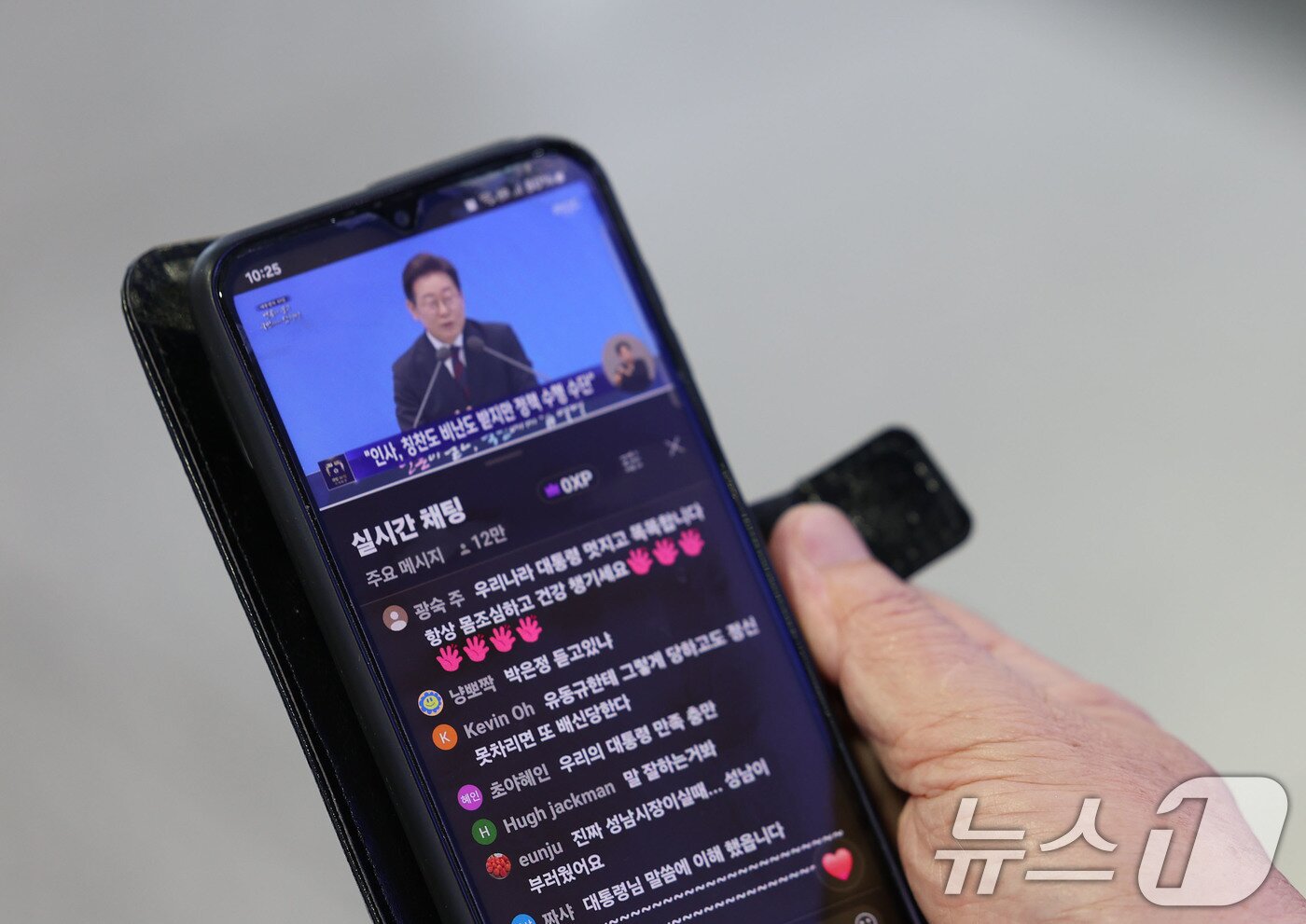 본문 이미지 - 3일 오전 광주 서구 유스퀘어 광주종합버스터미널에서 시민들이 이재명 대통령의 기자회견 생중계를 시청하고 있다. 2025.7.3/뉴스1 ⓒ News1 박지현 기자