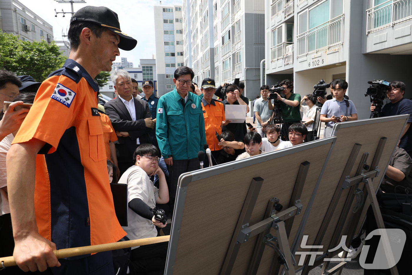 (부산=뉴스1) 윤일지 기자 = 박형준 부산시장이 3일 어린이 2명이 숨진 부산 기장군 한 아파트 화재 현장을 찾아 홍문식 기장소방서장으로부터 브리핑을 받고 있다.전날 오후 10시 …