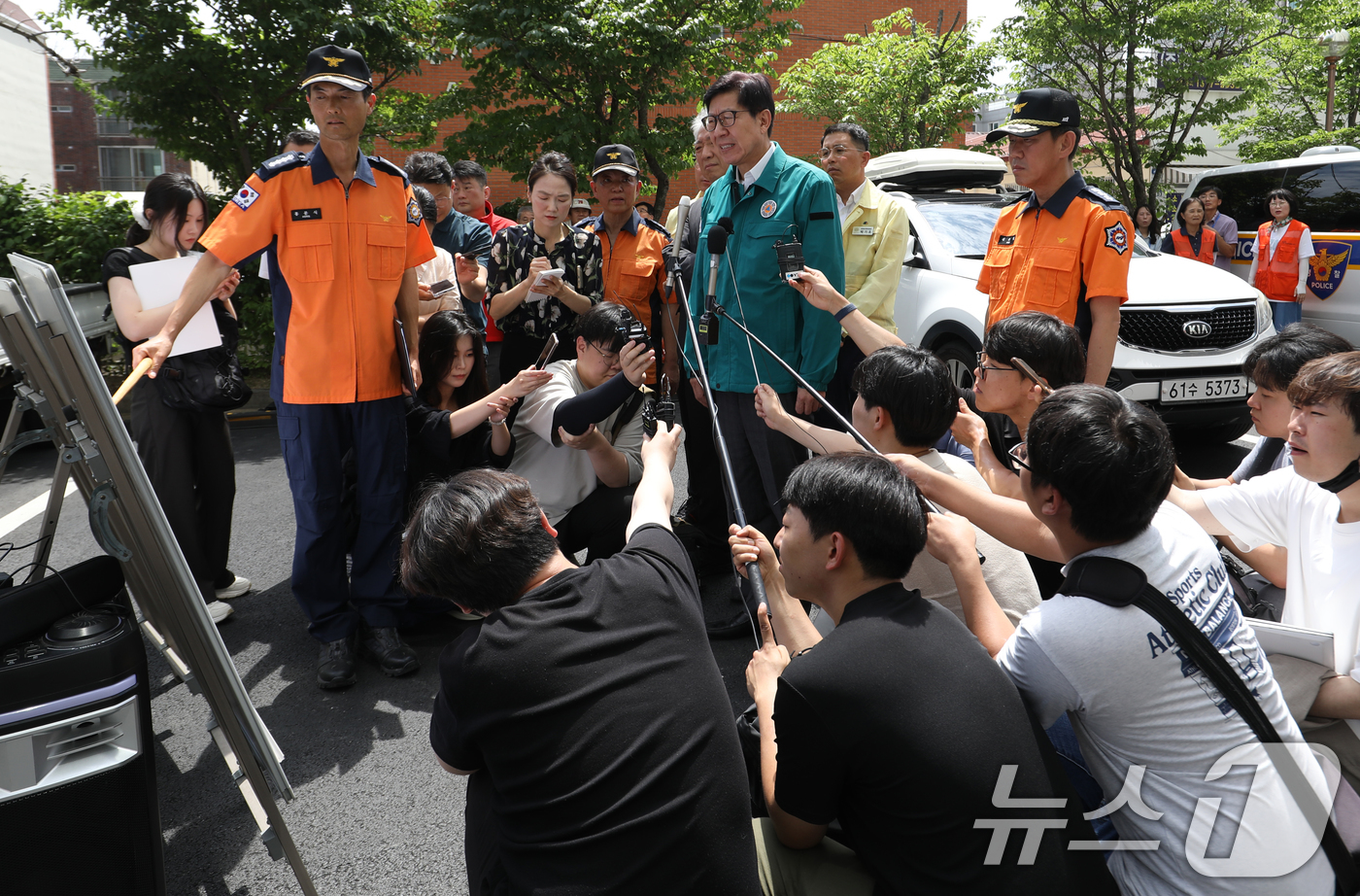 (부산=뉴스1) 윤일지 기자 = 박형준 부산시장이 3일 어린이 2명이 숨진 부산 기장군 한 아파트 화재 현장을 찾아 홍문식 기장소방서장으로부터 브리핑을 받고 있다.전날 오후 10시 …