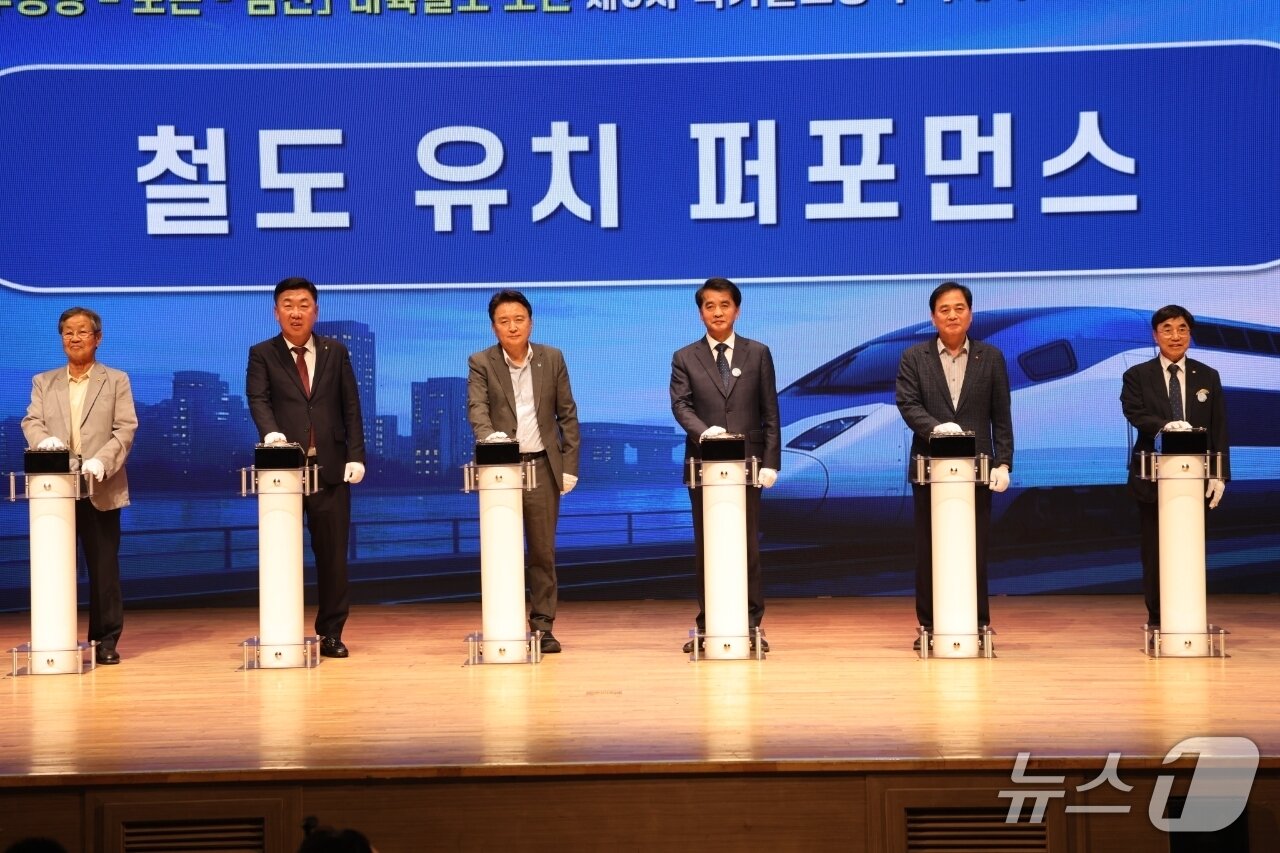 본문 이미지 - 3일 충북 보은군에서 &#39;청주공항~보은~김천 내륙철도&#39; 유치 퍼포먼스를 진행하고 있다. &#40;보은군 제공, 재판매 및 DB금지&#41; /뉴스1