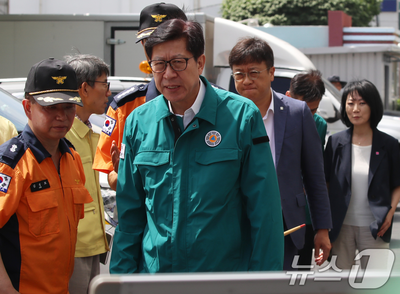 (부산=뉴스1) 윤일지 기자 = 박형준 부산시장이 3일 어린이 2명이 숨진 부산 기장군 한 아파트 화재 현장을 찾아 홍문식 기장소방서장으로부터 브리핑을 받기 위해 이동하고 있다.전 …