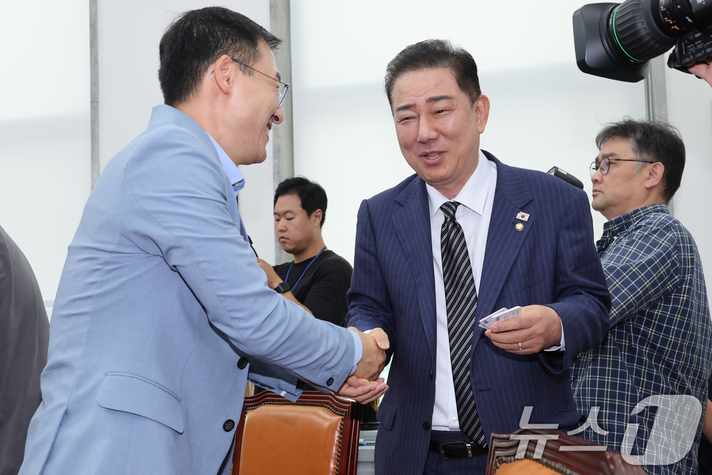 (서울=뉴스1) 안은나 기자 = 김병기 더불어민주당 대표 직무대행 겸 원내대표가 3일 오전 서울 여의도 국회에서 열린 신탁사기 피해자의 주거안정과 피해회복을 위한 사회적 협약식에 …