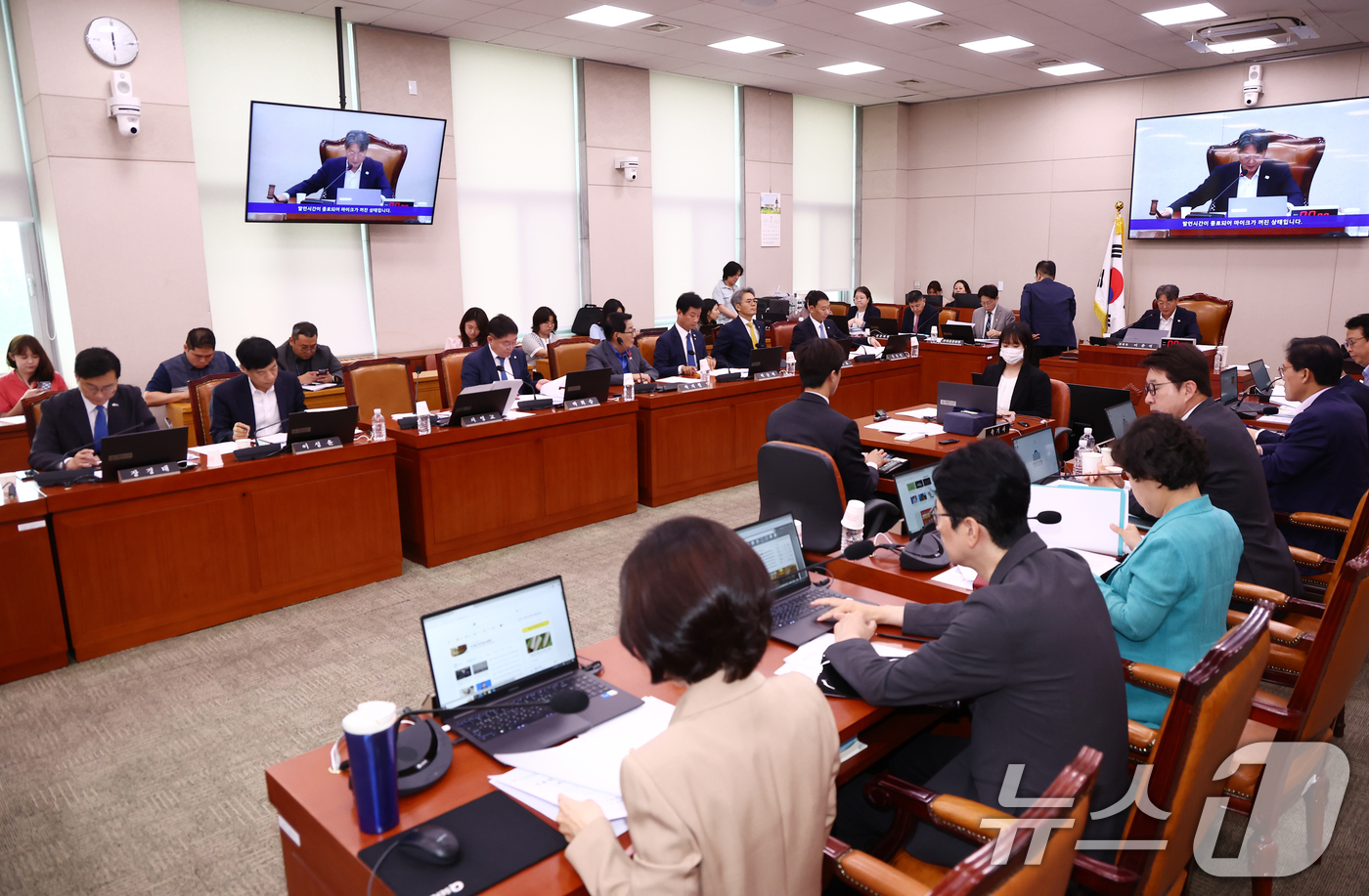 (서울=뉴스1) 김민지 기자 = 3일 오전 서울 여의도 국회에서 열린 법제사법위원회 전체회의에서 대주주의 영향력을 제한하는 '3%룰' 등을 담아 강화된 상법 일부개정법률안이 통과되 …