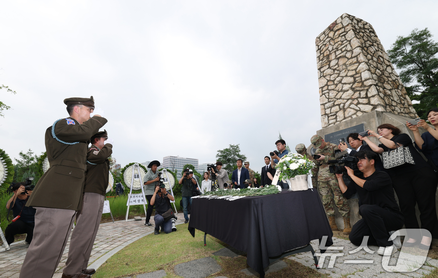 (오산=뉴스1) 김영운 기자 = 3일 오전 경기 오산시 죽미령평화공원에서 열린 '제75주년 유엔군 초전기념 및 미 스미스부대 전몰장병 추도식'에서 참석자들이 헌화 후 경례를 하고 …
