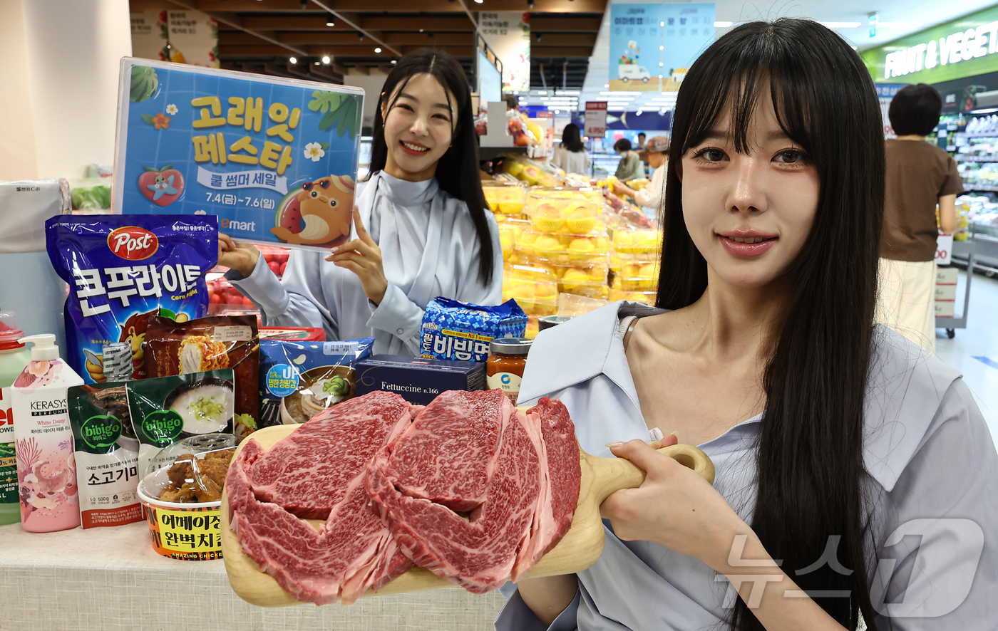 (서울=뉴스1) 김도우 기자 = 3일 서울 용산구 이마트 용산점에서 모델들이 '고래잇 페스타 쿨 썸머 세일' 품목들을 소개하고 있다.이마트는 오는 4일부터 6일까지 '고래잇 페스타 …