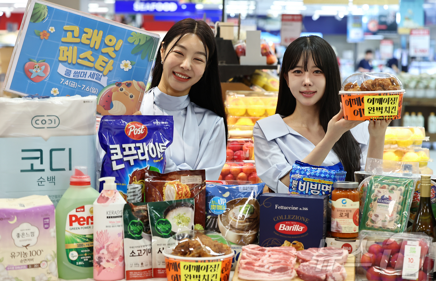 (서울=뉴스1) 김도우 기자 = 3일 서울 용산구 이마트 용산점에서 모델들이 '고래잇 페스타 쿨 썸머 세일' 품목들을 소개하고 있다.이마트는 오는 4일부터 6일까지 '고래잇 페스타 …