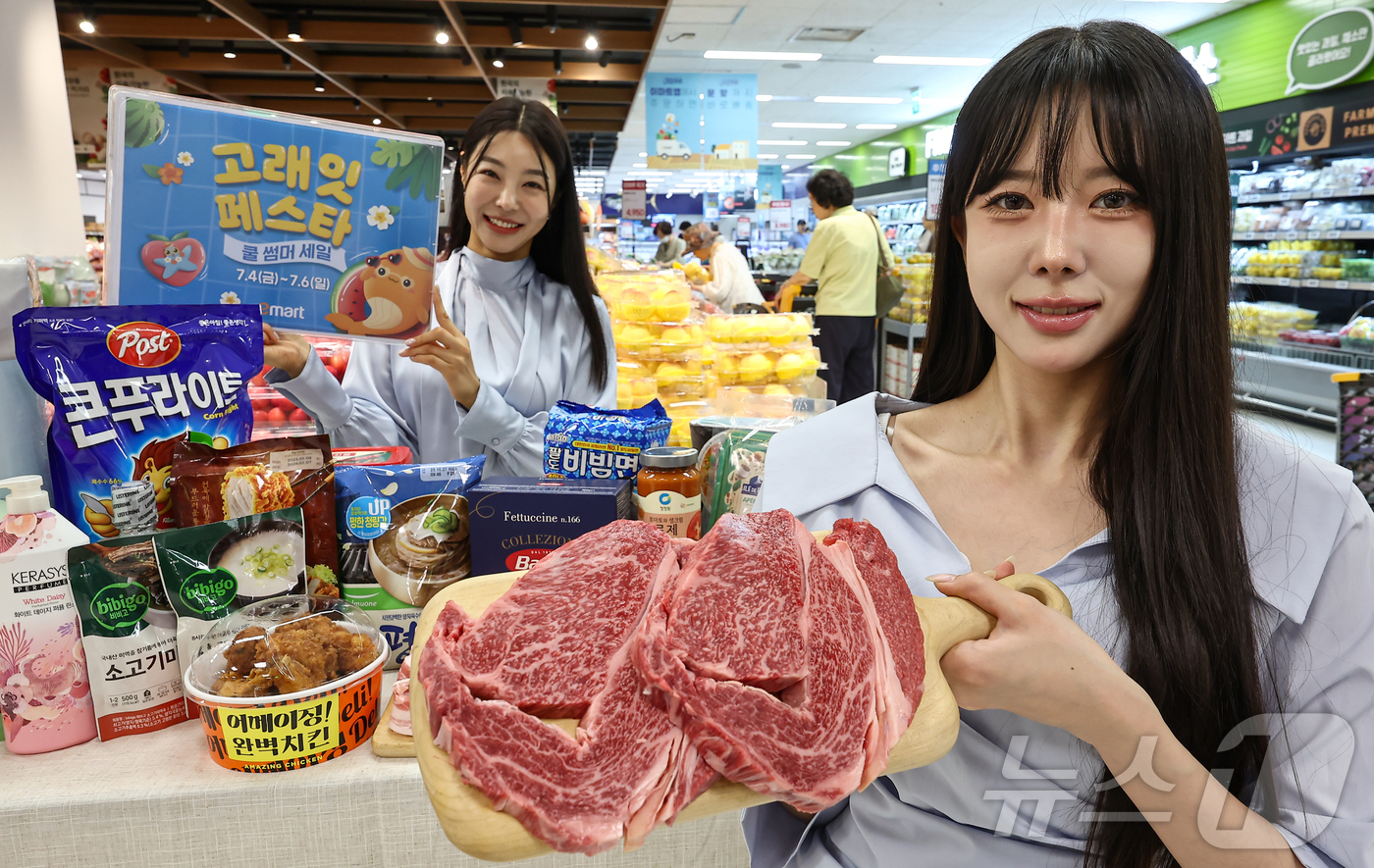 (서울=뉴스1) 김도우 기자 = 3일 서울 용산구 이마트 용산점에서 모델들이 '고래잇 페스타 쿨 썸머 세일' 품목들을 소개하고 있다.이마트는 오는 4일부터 6일까지 '고래잇 페스타 …