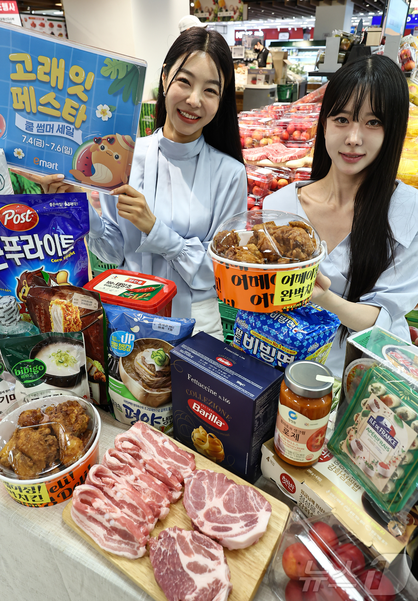 (서울=뉴스1) 김도우 기자 = 3일 서울 용산구 이마트 용산점에서 모델들이 '고래잇 페스타 쿨 썸머 세일' 품목들을 소개하고 있다.이마트는 오는 4일부터 6일까지 '고래잇 페스타 …
