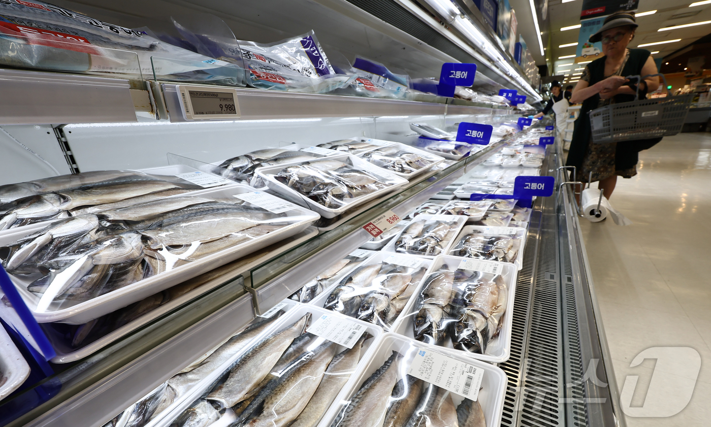 (서울=뉴스1) 김도우 기자 = ‘국민 생선’으로 알려진 고등어를 비롯한 수산물 가격이 급등한 것으로 나타났다.3일 한국농수산식품유통공사(aT)의 농산물 유통정보를 보면 고등어(국 …