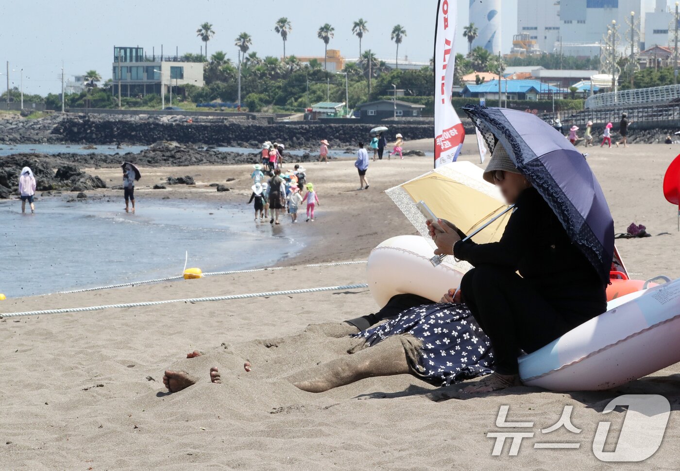 본문 이미지 - 폭염이 이어지는 3일 오전 제주시 삼양해수욕장에서 피서객들이 무더위를 쫓고 있다. 기상청은 이날 지난달 12일 시작된 제주 장마가 15일 만인 26일 끝나 역대 가장 빠르게 종료됐다고 발표했다. 2025.7.3/뉴스1 ⓒ News1 오현지 기자