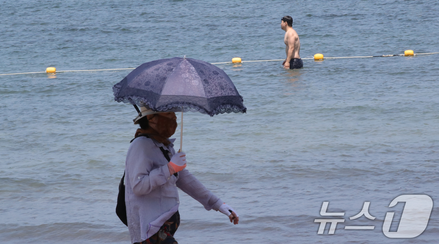 (제주=뉴스1) 오현지 기자 = 폭염이 이어지는 3일 오전 제주시 삼양해수욕장에서 피서객들이 무더위를 쫓고 있다.기상청은 이날 지난달 12일 시작된 제주 장마가 15일 만인 26일 …