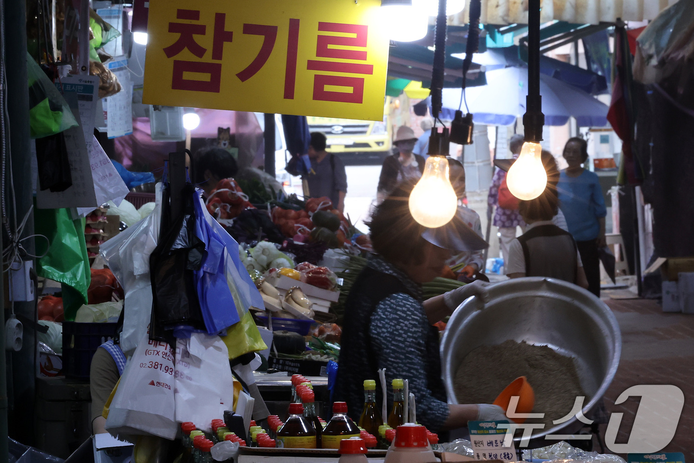 (서울=뉴스1) 이동해 기자 = 여야가 추가경정예산(추경)안에 대해 세부 심사에 돌입하며 속도를 내고 있는 가운데 3일 오전 서울 서대문구 인왕시장에서 시민들이 장을 보고 있다.정 …