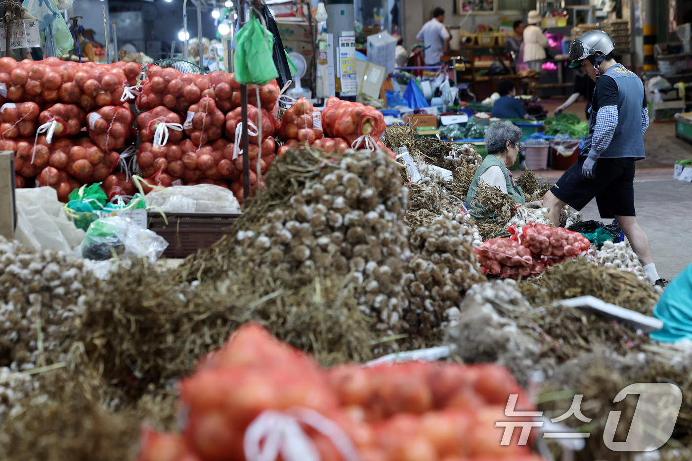 (서울=뉴스1) 이동해 기자 = 여야가 추가경정예산(추경)안에 대해 세부 심사에 돌입하며 속도를 내고 있는 가운데 3일 오전 서울 서대문구 인왕시장에서 시민들이 장을 보고 있다.정 …