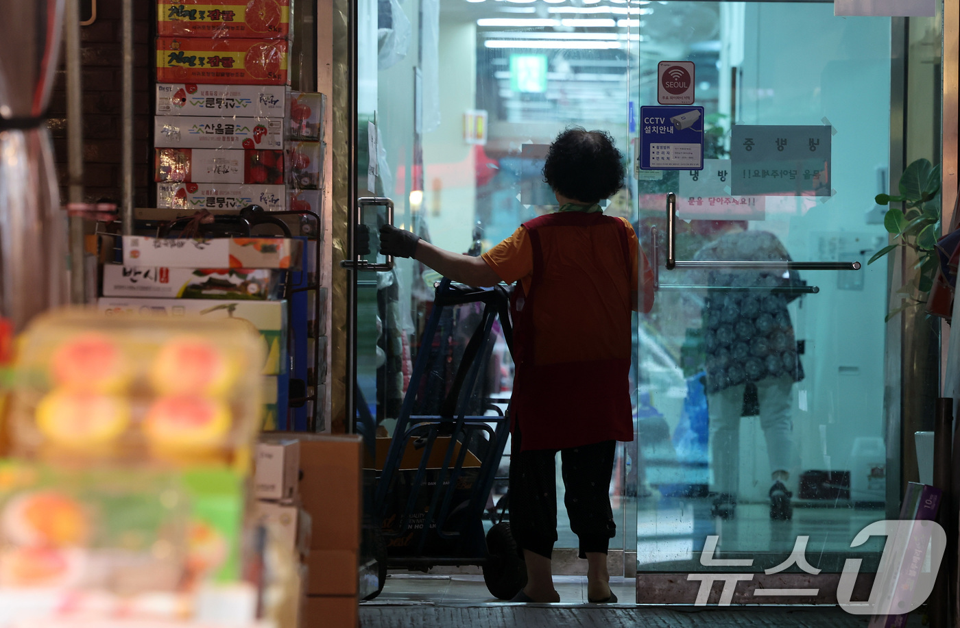 (서울=뉴스1) 이동해 기자 = 여야가 추가경정예산(추경)안에 대해 세부 심사에 돌입하며 속도를 내고 있는 가운데 3일 오전 서울 서대문구 인왕시장에서 시민들이 장을 보고 있다.정 …