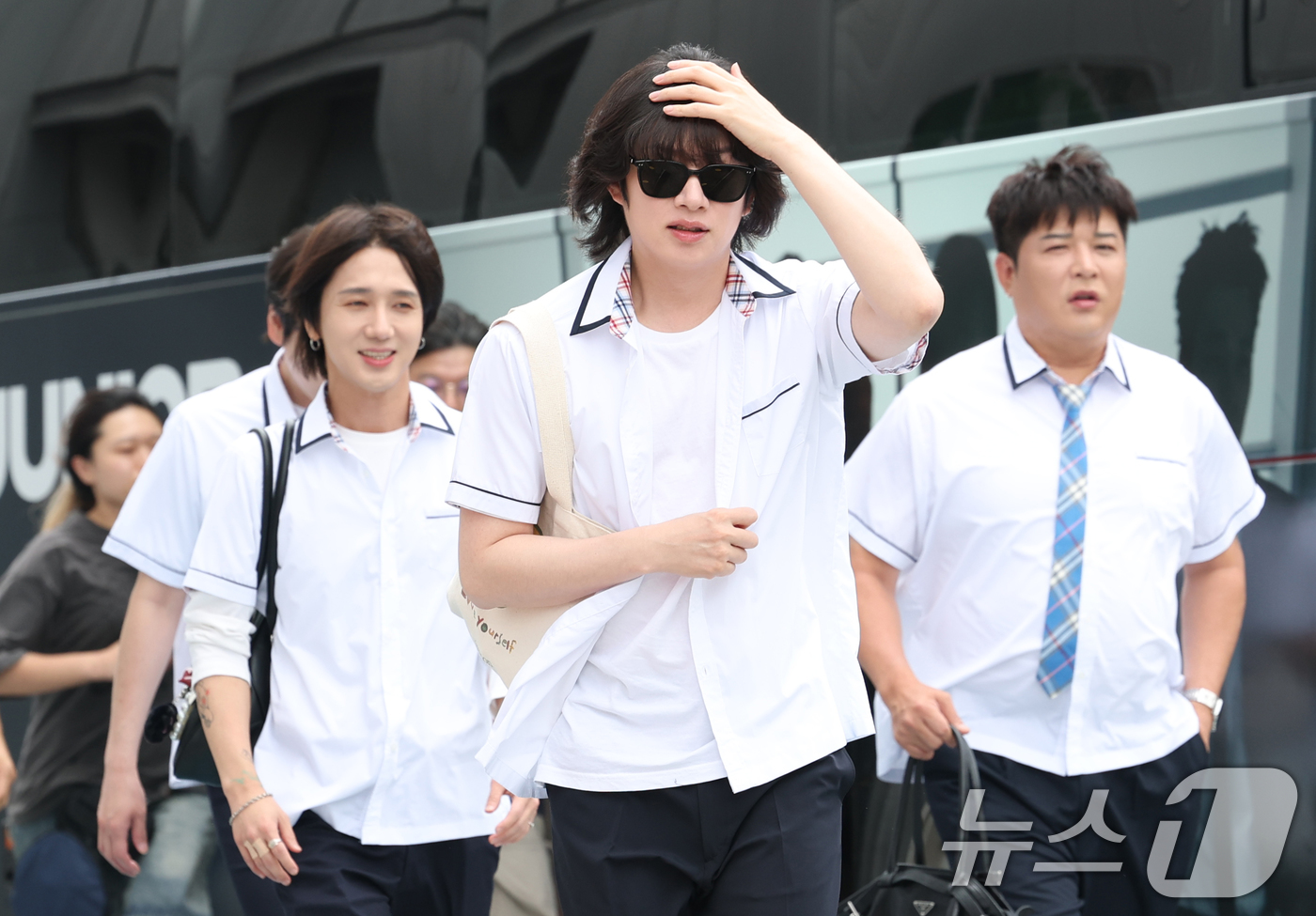 (고양=뉴스1) 권현진 기자 = 슈퍼주니어 예성(왼쪽부터)과 희철, 신동이 3일 경기도 고양시 일산 동구 장항동 JTBC 일산스튜디오에서 열린 '아는 형님'(아형) 녹화에 참석하고 …