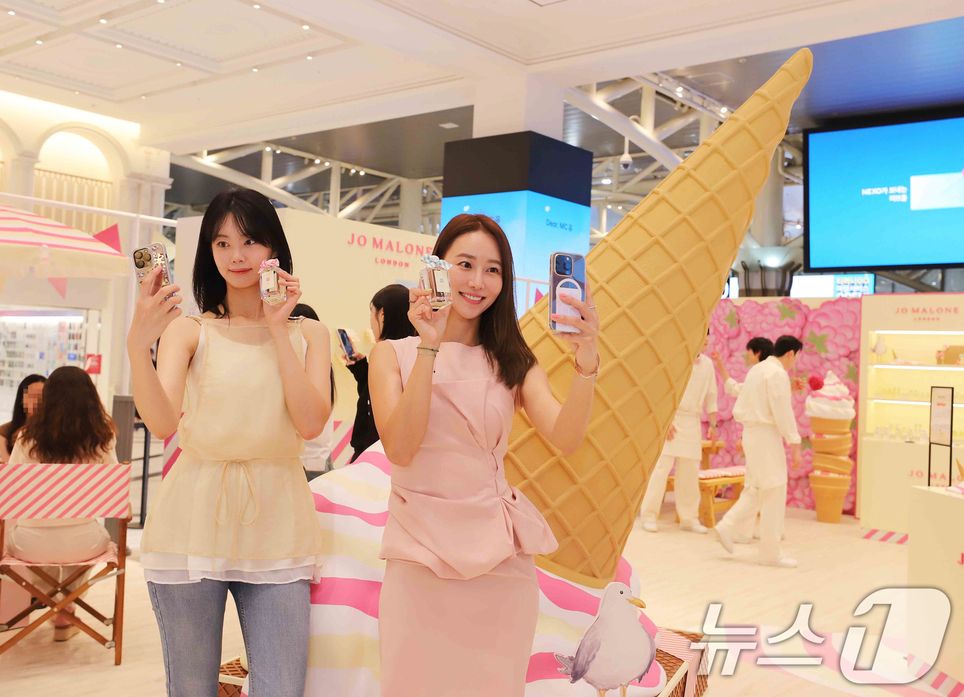 (서울=뉴스1) = 신세계백화점이 아이스크림처럼 달콤한 여름의 향을 담은 ‘조 말론 런던 팝업스토어’를 선보였다.3일부터 13일까지 강남점 1층 오픈스테이지에서 운영되는 이번 팝업 …