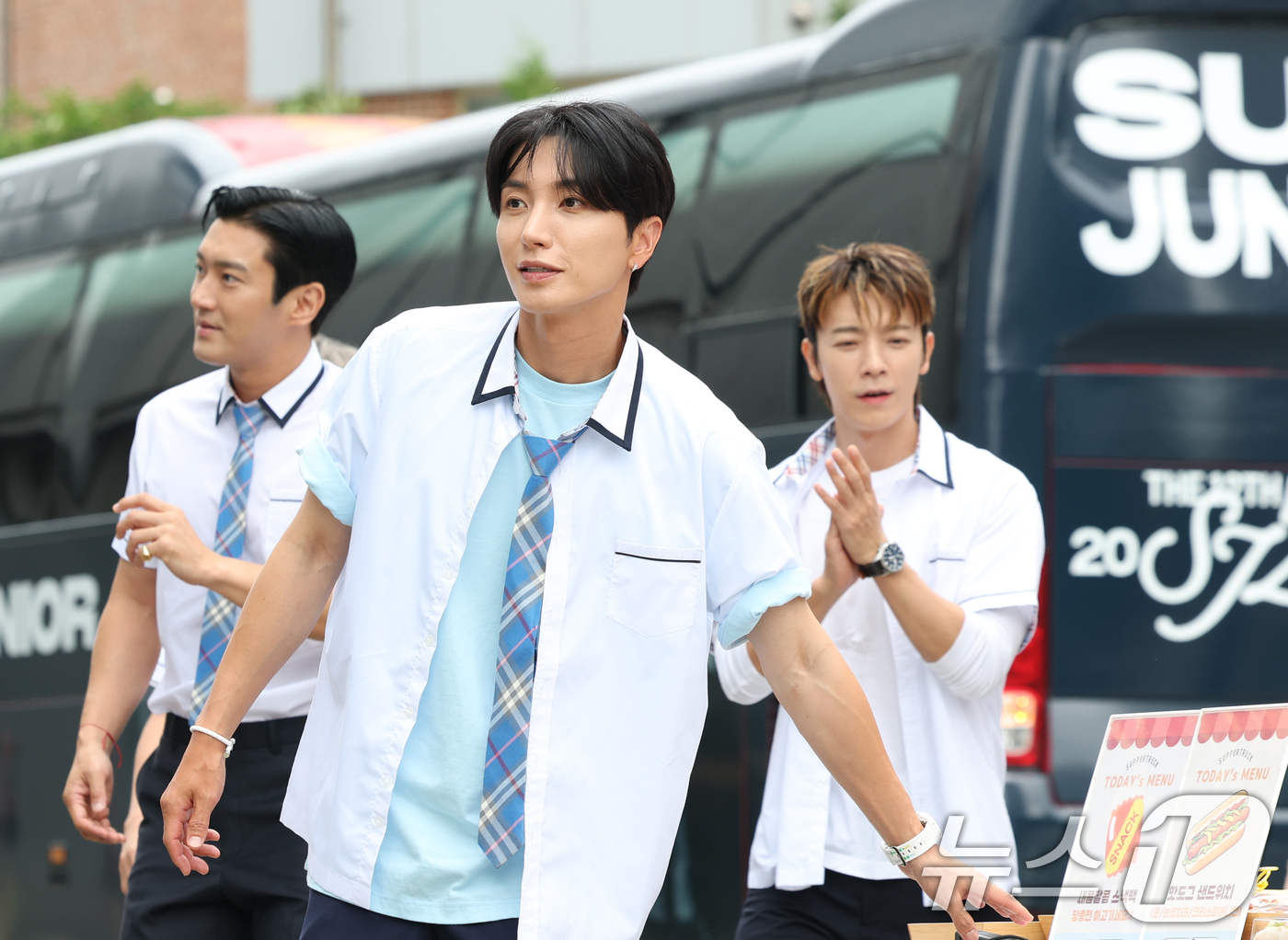 (고양=뉴스1) 권현진 기자 = 슈퍼주니어 최시원(왼쪽부터)과 이특, 동해가 3일 경기도 고양시 일산 동구 장항동 JTBC 일산스튜디오에서 열린 '아는 형님'(아형) 녹화에 참석하 …