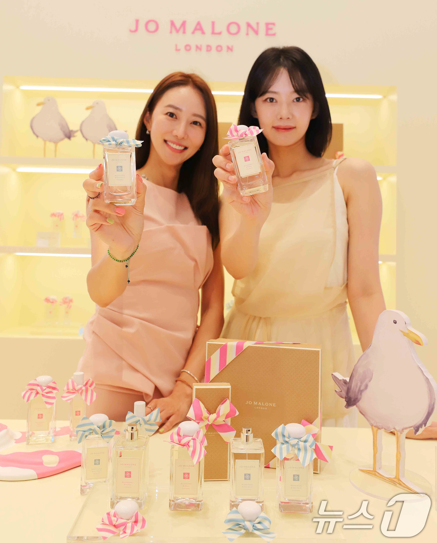 (서울=뉴스1) = 신세계백화점이 아이스크림처럼 달콤한 여름의 향을 담은 ‘조 말론 런던 팝업스토어’를 선보였다.3일부터 13일까지 강남점 1층 오픈스테이지에서 운영되는 이번 팝업 …