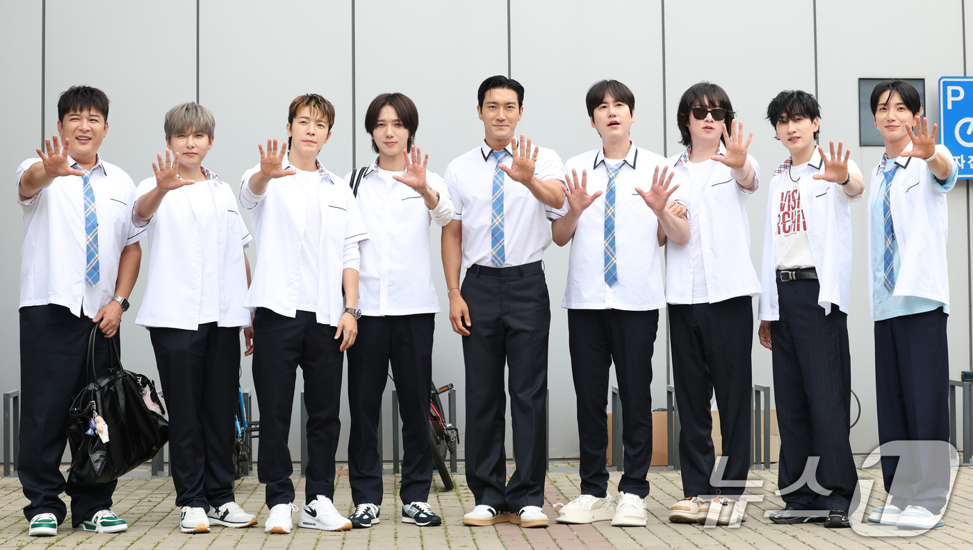 (고양=뉴스1) 권현진 기자 = 슈퍼주니어 신동(왼쪽부터)과 려욱, 동해, 예성, 최시원, 규현, 희철, 은혁, 이특이 3일 경기도 고양시 일산 동구 장항동 JTBC 일산스튜디오에 …