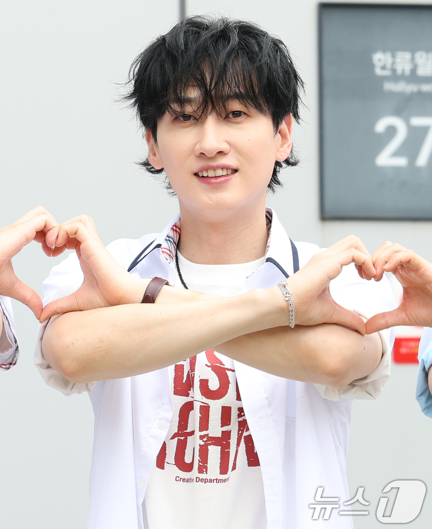 (고양=뉴스1) 권현진 기자 = 슈퍼주니어 은혁이 3일 경기도 고양시 일산 동구 장항동 JTBC 일산스튜디오에서 열린 '아는 형님'(아형) 녹화에 참석해 하트로 인사를 하고 있다. …