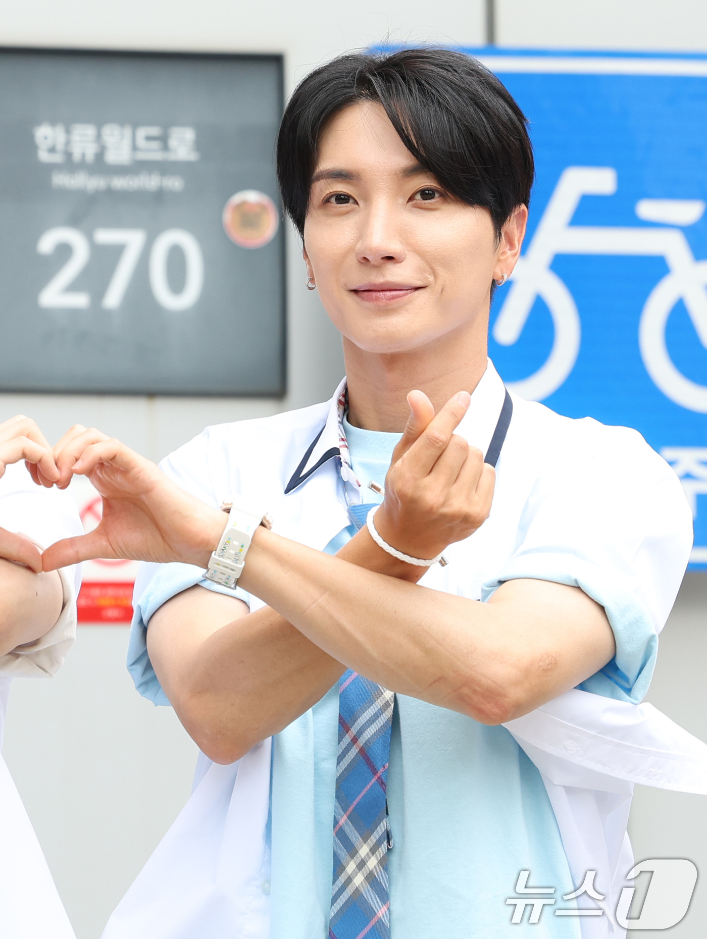 (고양=뉴스1) 권현진 기자 = 슈퍼주니어 이특이 3일 경기도 고양시 일산 동구 장항동 JTBC 일산스튜디오에서 열린 '아는 형님'(아형) 녹화에 참석해 인사를 하고 있다. 202 …