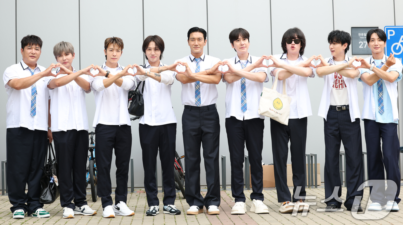 (고양=뉴스1) 권현진 기자 = 슈퍼주니어 은혁이 3일 경기도 고양시 일산 동구 장항동 JTBC 일산스튜디오에서 열린 '아는 형님'(아형) 녹화에 참석해 하트로 인사를 하고 있다. …