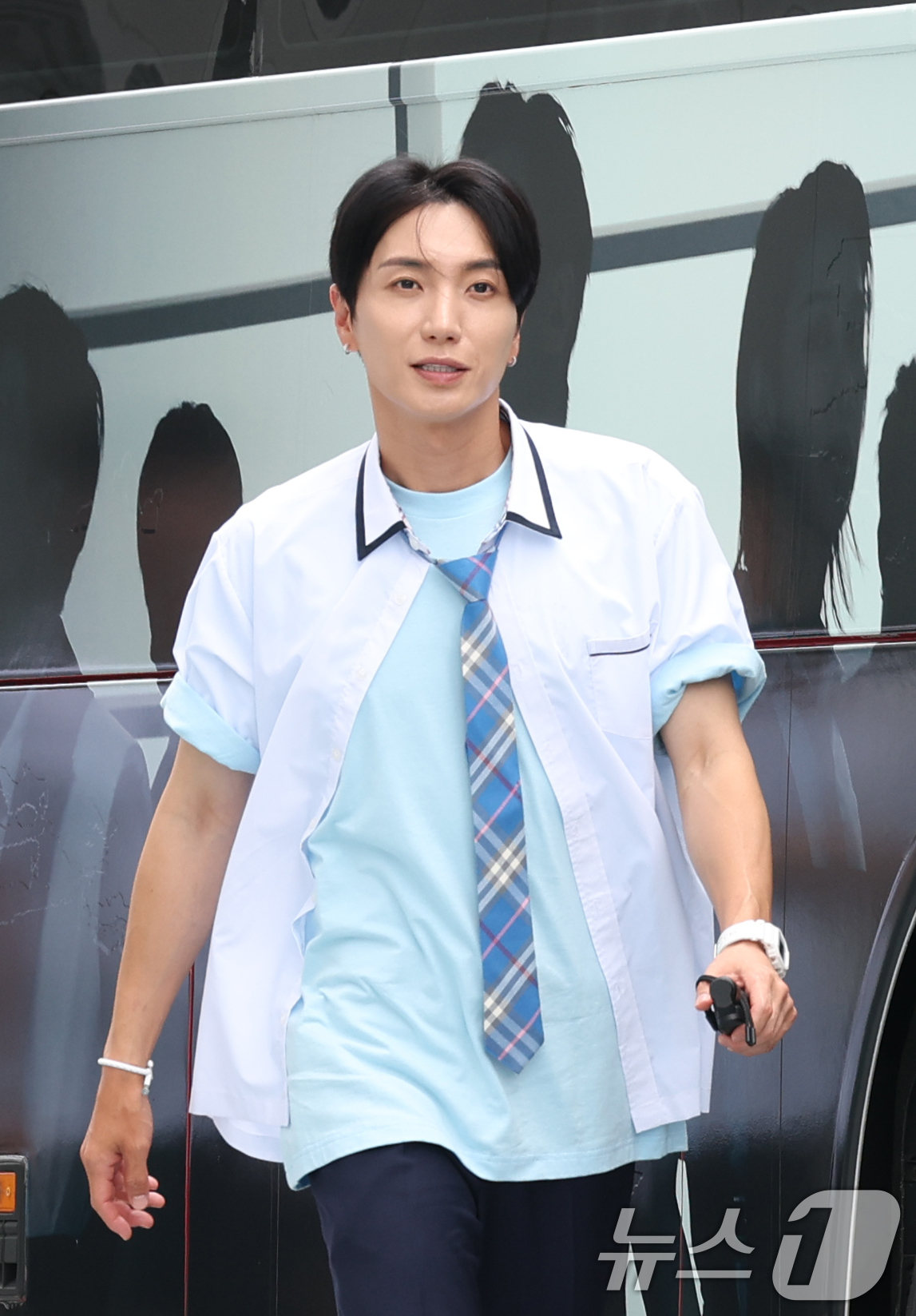 (고양=뉴스1) 권현진 기자 = 슈퍼주니어 이특이 3일 경기도 고양시 일산 동구 장항동 JTBC 일산스튜디오에서 열린 '아는 형님'(아형) 녹화에 참석하고 있다. 2025.7.3/ …