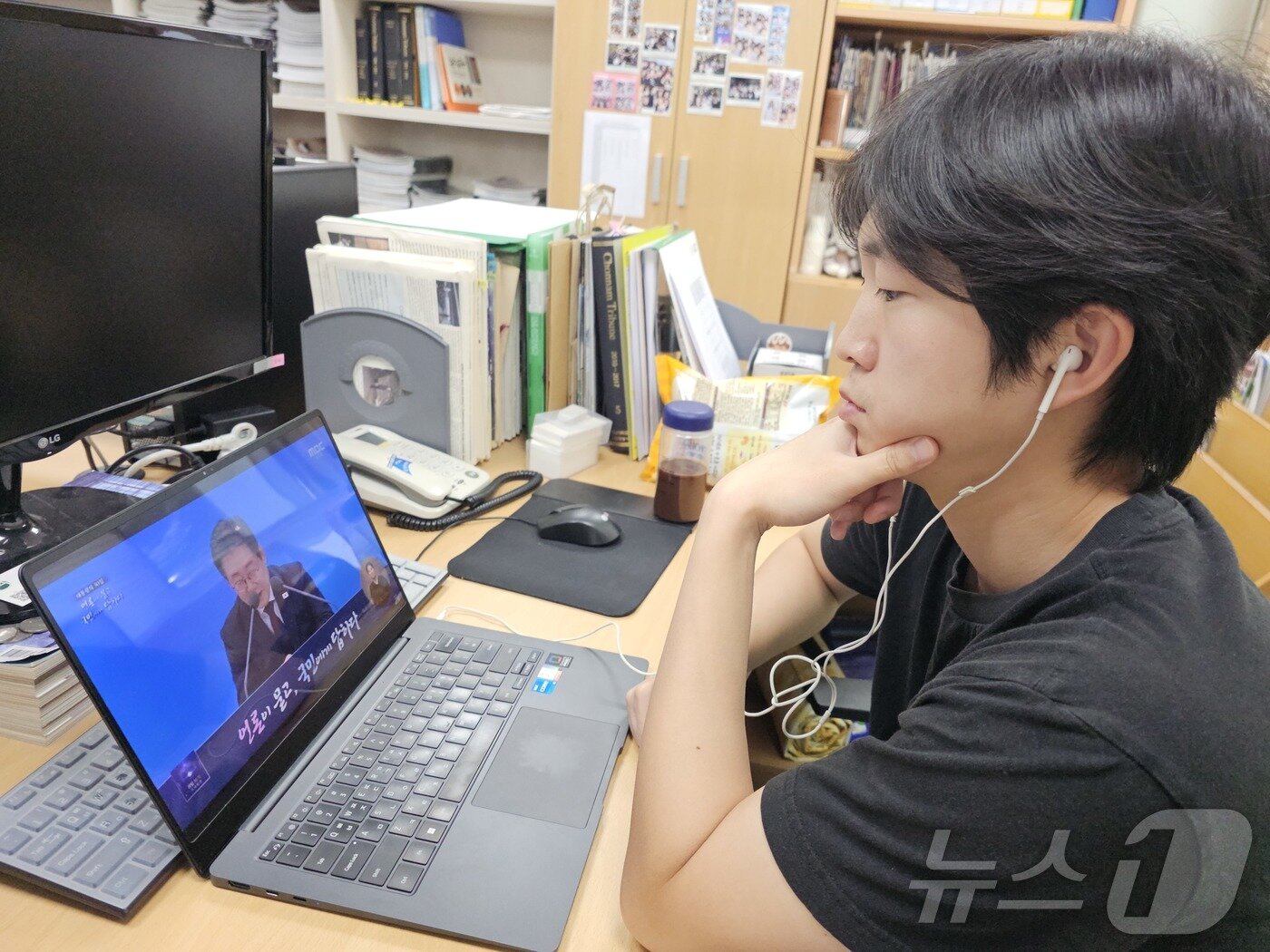 본문 이미지 - 3일 오전 전남대학교 신문방송사에서 영문잡지 ‘전남 트리뷴’의 최다니엘 기자&#40;24&#41;가 이재명 대통령의 취임 30일 기자회견을 유튜브로 시청하고 있다.&#40;재배포 및 DB 금지&#41; 2025.7.3/뉴스1 ⓒ News1 서충섭 기자
