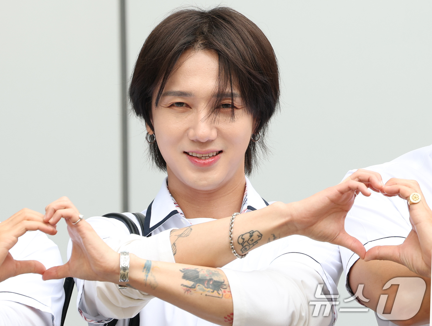 (고양=뉴스1) 권현진 기자 = 슈퍼주니어 예성이 3일 경기도 고양시 일산 동구 장항동 JTBC 일산스튜디오에서 열린 '아는 형님'(아형) 녹화에 참석해 인사를 하고 있다. 202 …