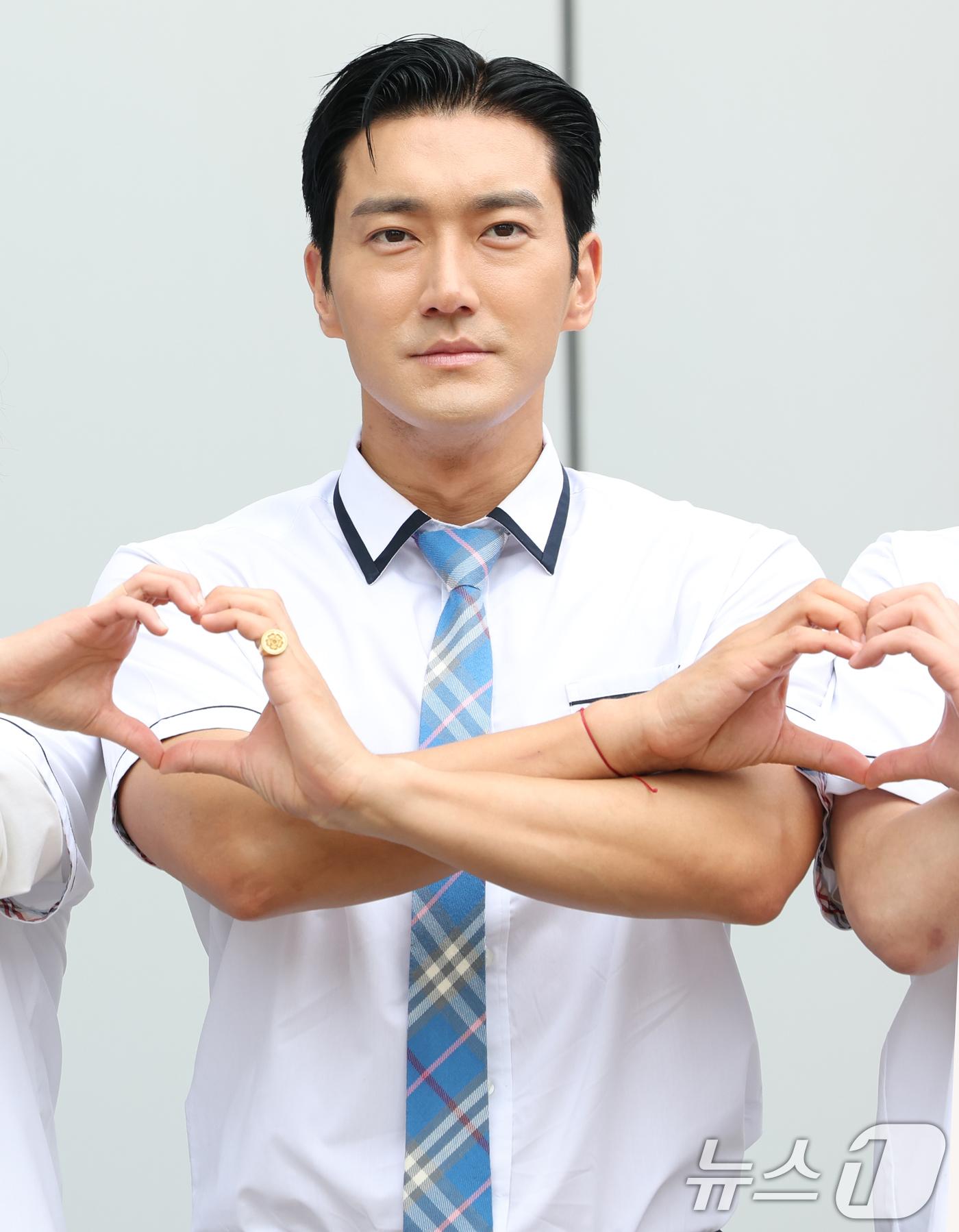 (고양=뉴스1) 권현진 기자 = 슈퍼주니어 최시원이 3일 경기도 고양시 일산 동구 장항동 JTBC 일산스튜디오에서 열린 '아는 형님'(아형) 녹화에 참석해 인사를 하고 있다. 20 …