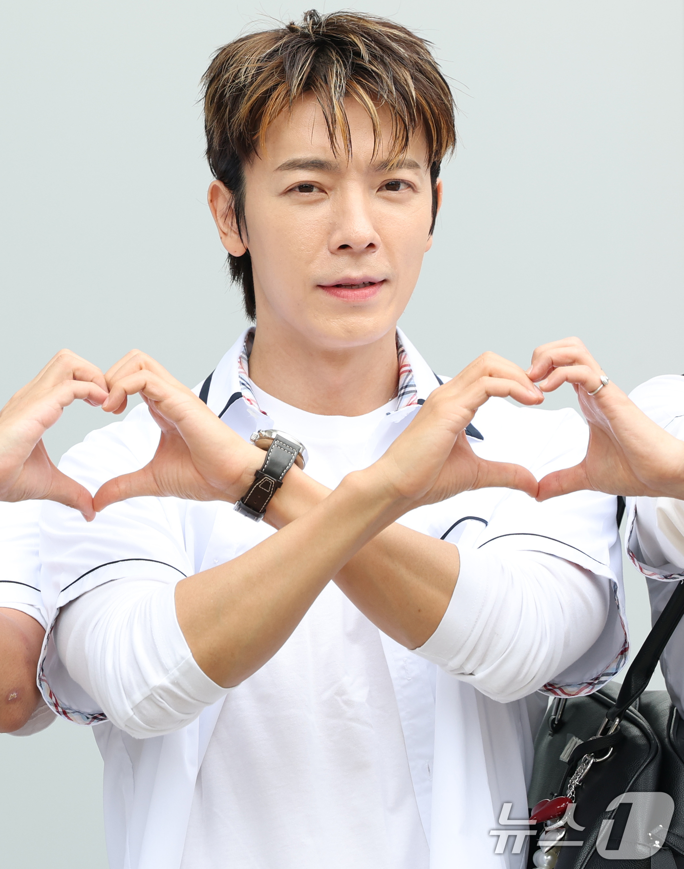 (고양=뉴스1) 권현진 기자 = 슈퍼주니어 동해가 3일 경기도 고양시 일산 동구 장항동 JTBC 일산스튜디오에서 열린 '아는 형님'(아형) 녹화에 참석해 인사를 하고 있다. 202 …