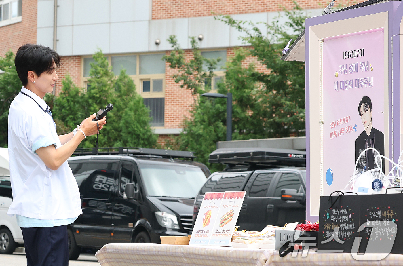 (고양=뉴스1) 권현진 기자 = 슈퍼주니어 이특이 3일 경기도 고양시 일산 동구 장항동 JTBC 일산스튜디오에서 열린 '아는 형님'(아형) 녹화에 참석해 팬들이 보내준 생일 축하 …