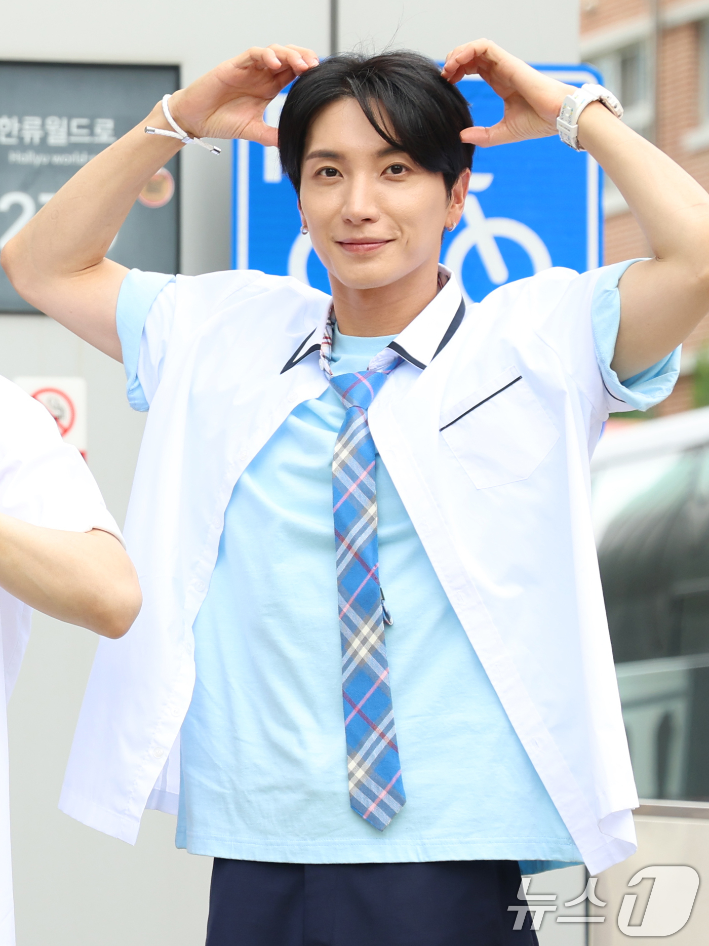 (고양=뉴스1) 권현진 기자 = 슈퍼주니어 이특이 3일 경기도 고양시 일산 동구 장항동 JTBC 일산스튜디오에서 열린 '아는 형님'(아형) 녹화에 참석해 인사를 하고 있다. 202 …