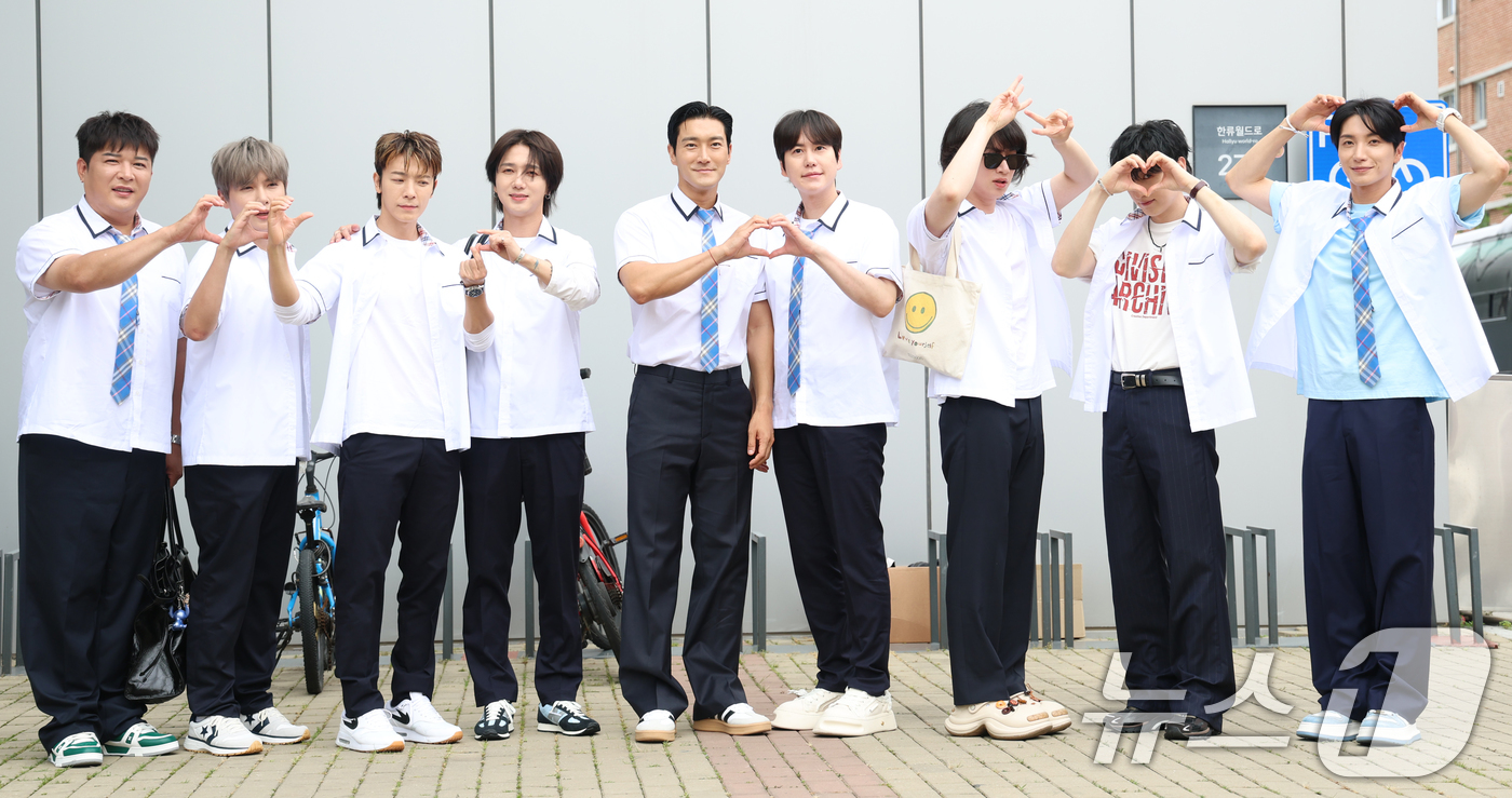 (고양=뉴스1) 권현진 기자 = 슈퍼주니어 신동(왼쪽부터)과 려욱, 동해, 예성, 최시원, 규현, 김희철, 은혁, 이특이 3일 경기도 고양시 일산 동구 장항동 JTBC 일산스튜디오 …