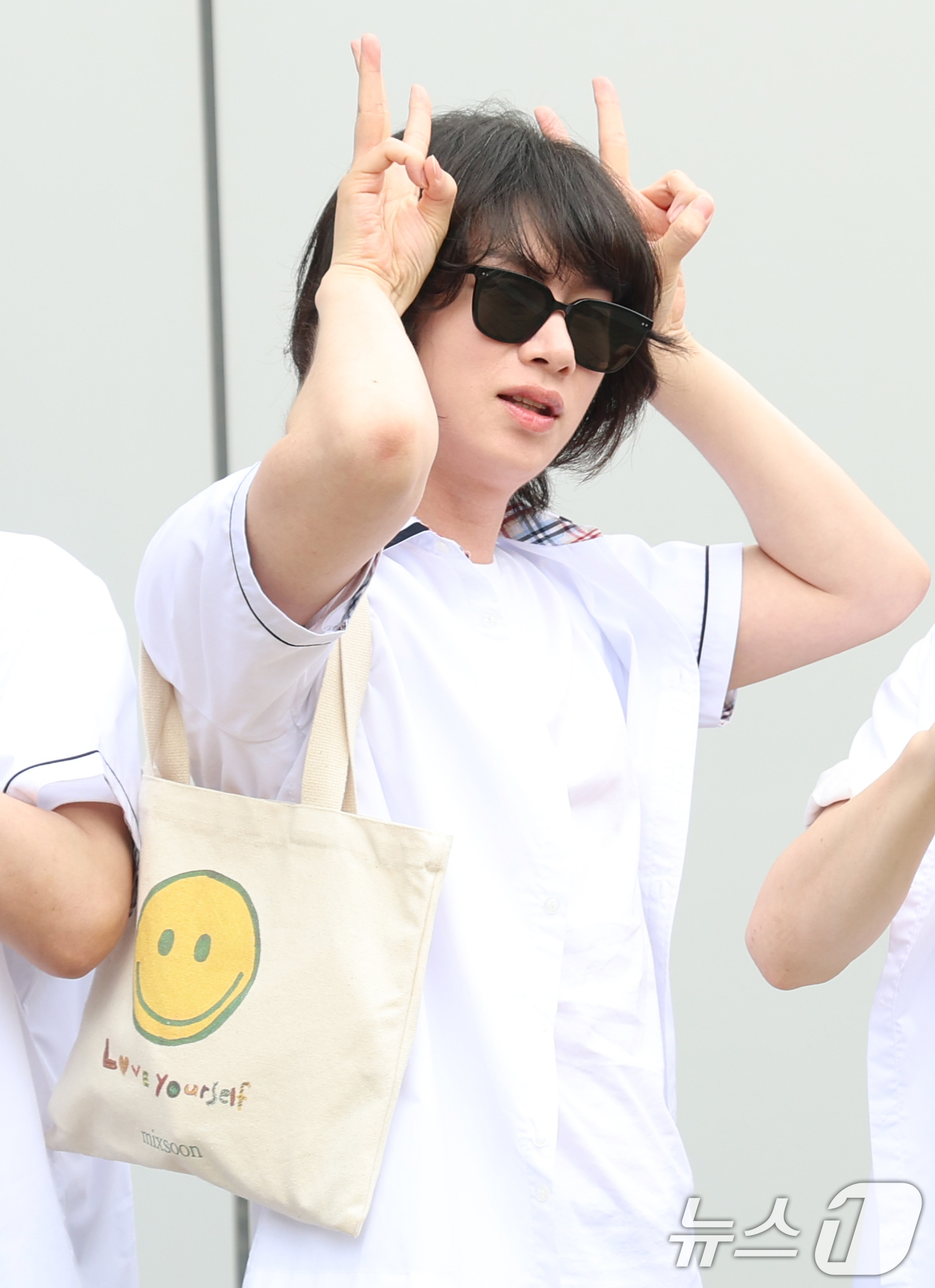 (고양=뉴스1) 권현진 기자 = 슈퍼주니어 희철이 3일 경기도 고양시 일산 동구 장항동 JTBC 일산스튜디오에서 열린 '아는 형님'(아형) 녹화에 참석해 하트로 인사를 하고 있다. …