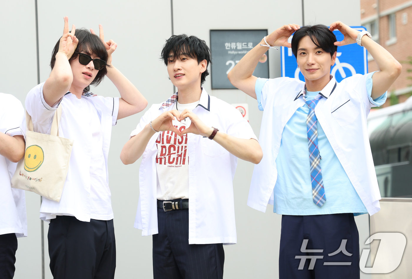 (고양=뉴스1) 권현진 기자 = 슈퍼주니어 희철(왼쪽부터)과 은혁, 이특이 3일 경기도 고양시 일산 동구 장항동 JTBC 일산스튜디오에서 열린 '아는 형님'(아형) 녹화에 참석해 …